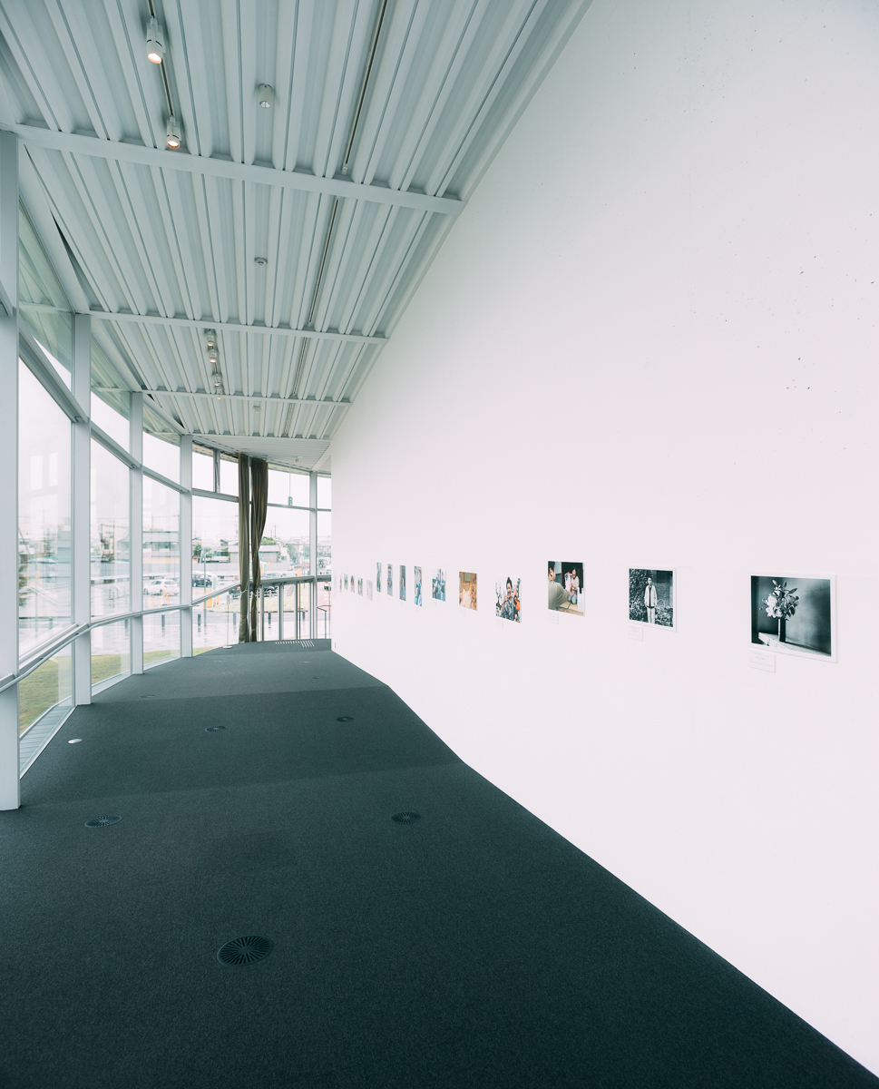 通路の壁に展示されたフォトスケッチの写真