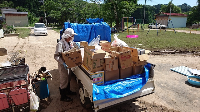 トラックに荷物を運びいれいる様子