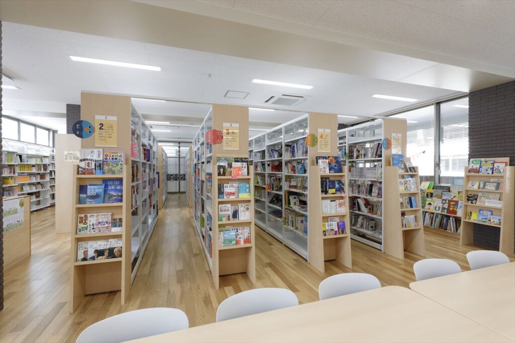 九州学院中学校・高等学校図書館,開架書架,スチール書架KCJA