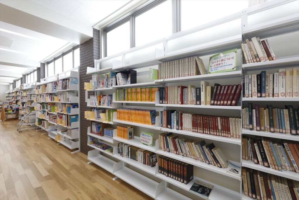 九州学院中学校・高等学校図書館,開架書架,スチール書架KBA