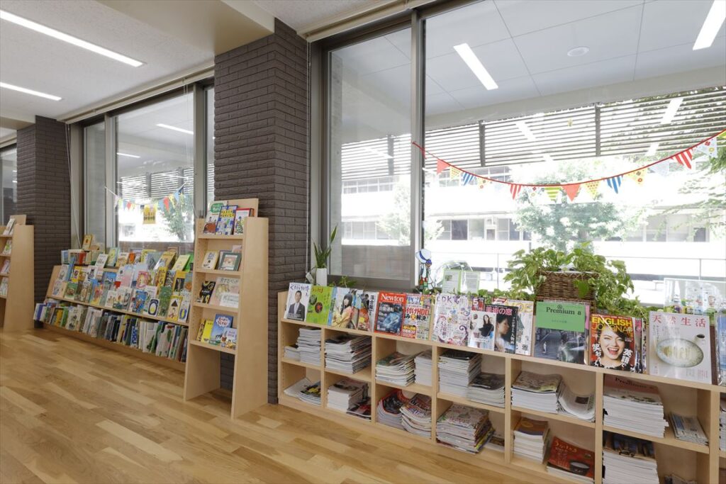 九州学院中学校・高等学校図書館,開架書架,木製展示棚