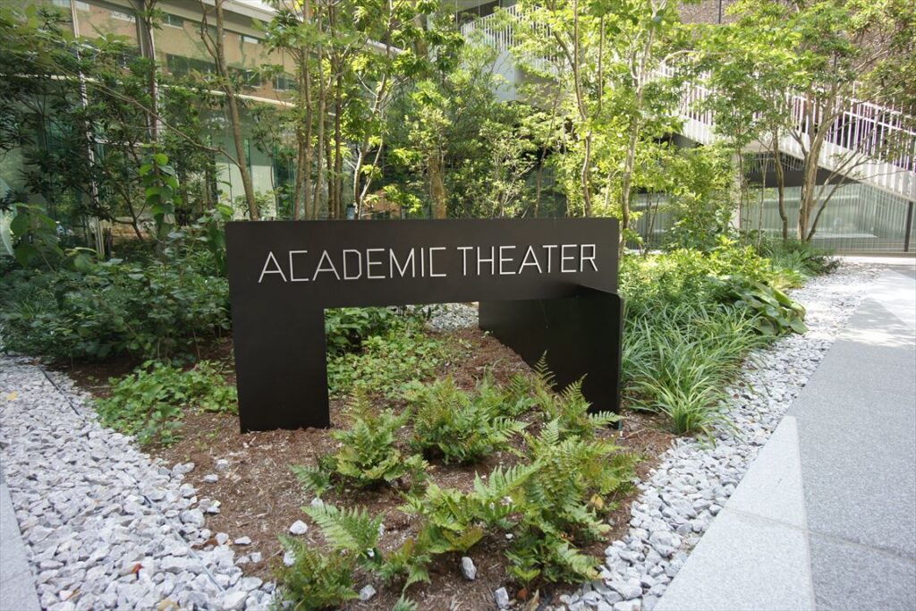 近畿大学ACADEMIC THEATER,看板