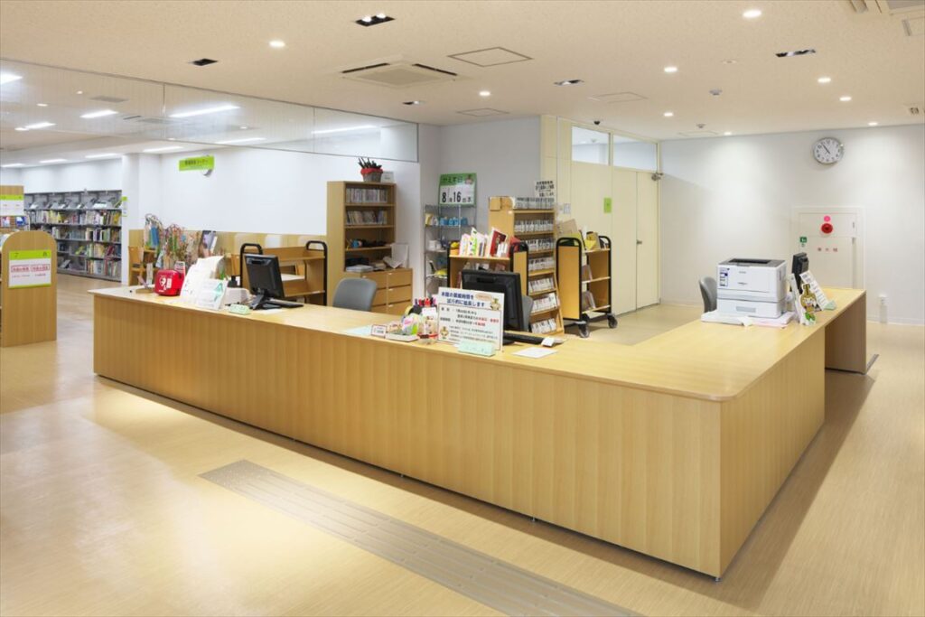 本庄市立図書館,木製カウンター