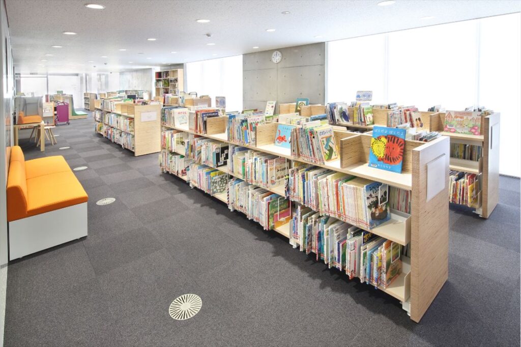 ナセBA市立米沢図書館,ライブラ書架LBA,LVL材側パネル,児童書架