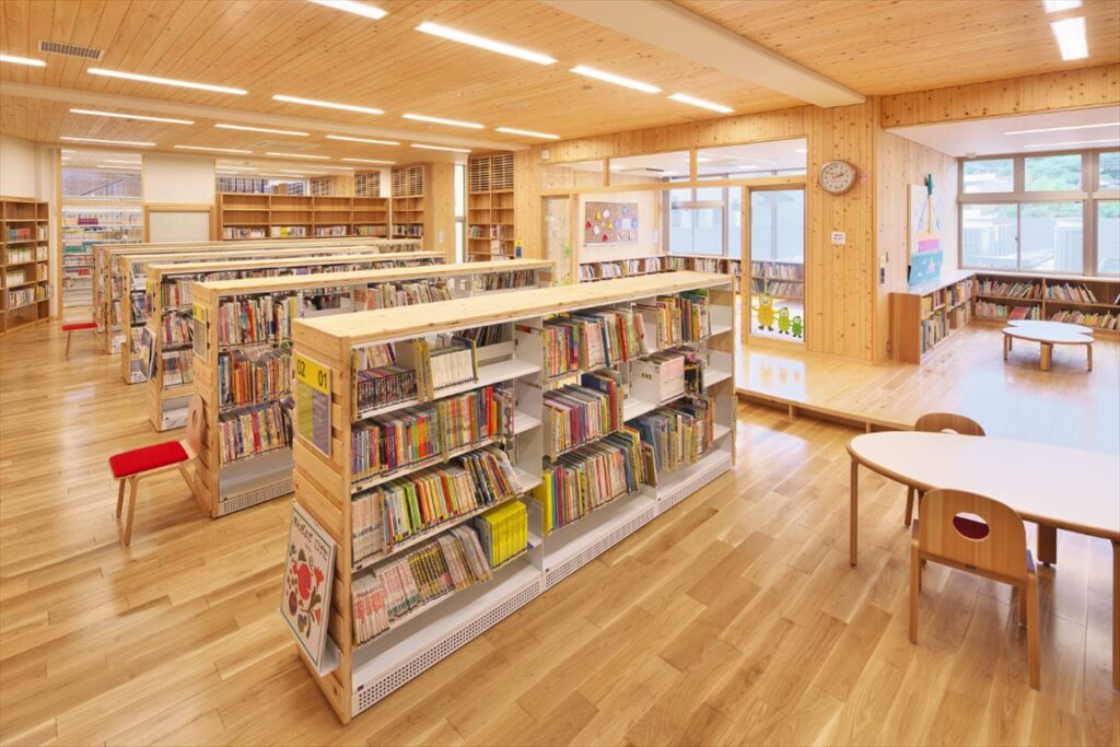 茂木町まちなか文化交流館ふみの森もてぎ,ゆずもんち,こども図書館,ライブラ書架LMA