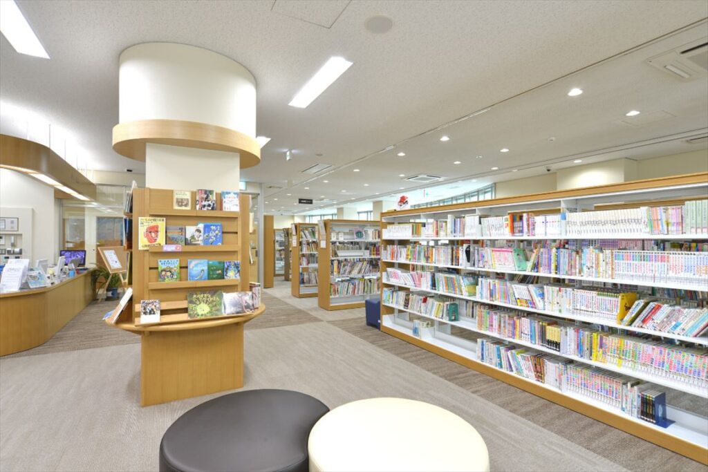 美郷町立図書館 みさと本の森,カウンター,企画展示架,スツール