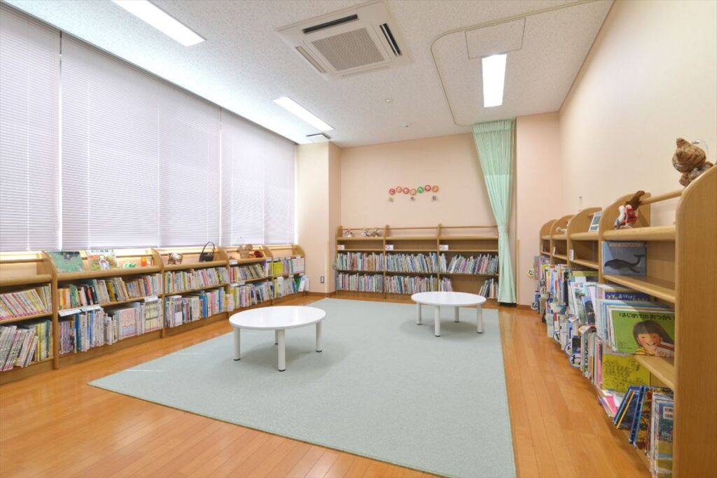 美郷町立図書館 みさと本の森,木製書架,座テーブル