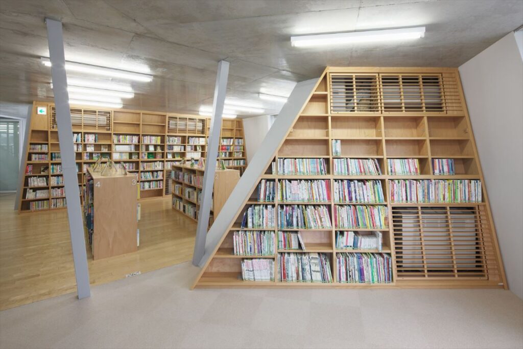 なかまちテラス 小平市立仲町公民館・仲町図書館,木製書架