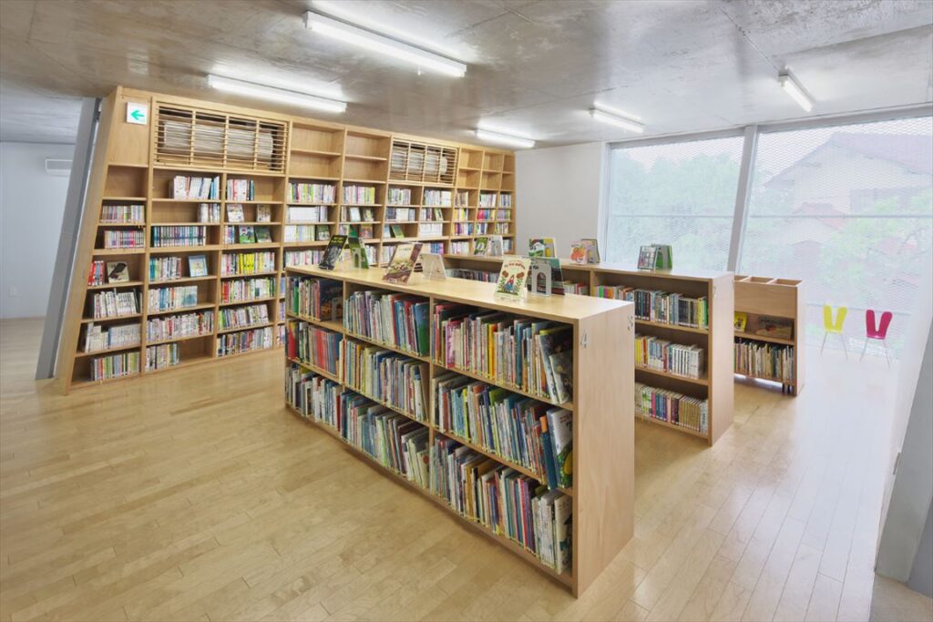 なかまちテラス 小平市立仲町公民館・仲町図書館,壁面書架,木製書架