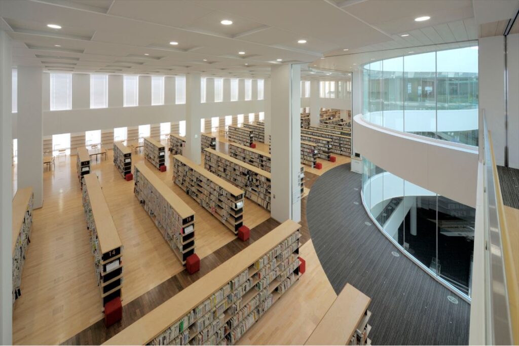 高崎市立中央図書館, 特注木金書架