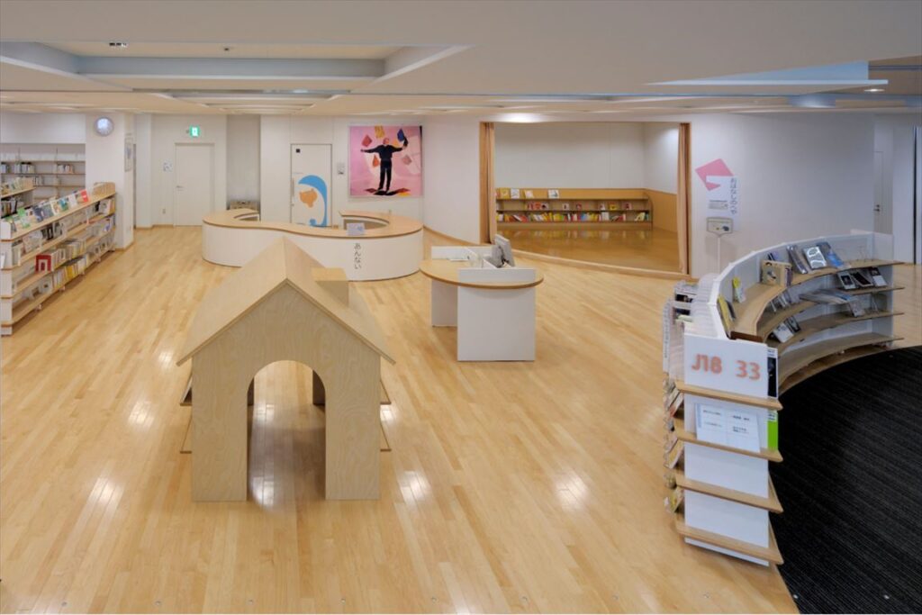 高崎市立中央図書館, 特注木金書架