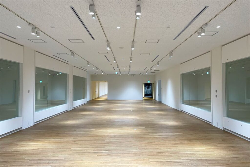 井原市立平櫛田中美術館,壁面展示ケース