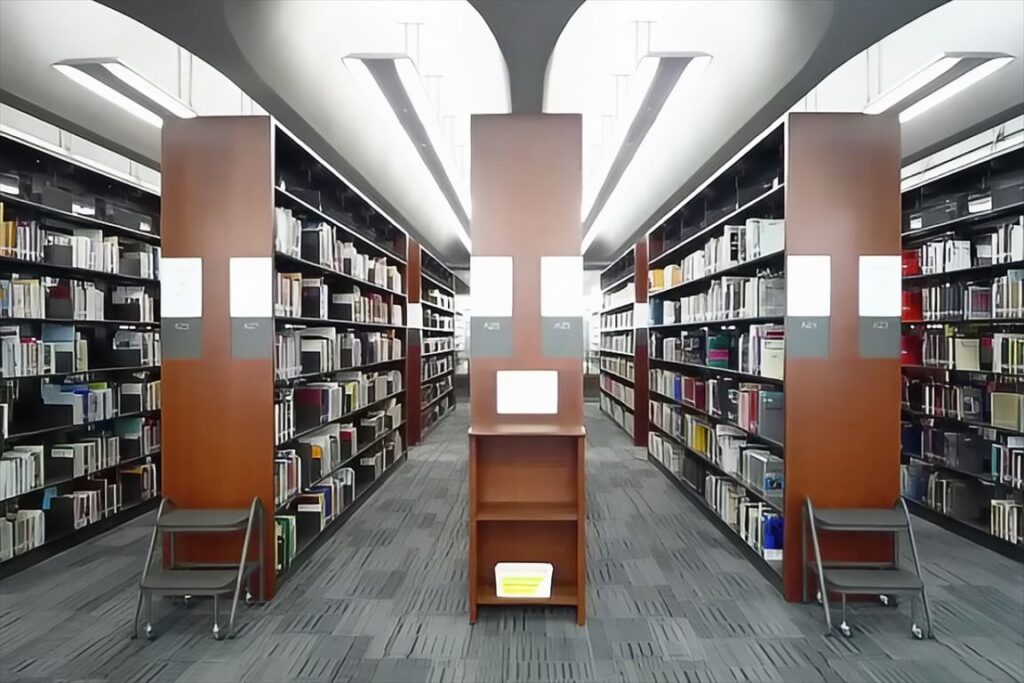 立教大学池袋図書館,書架,ステップ