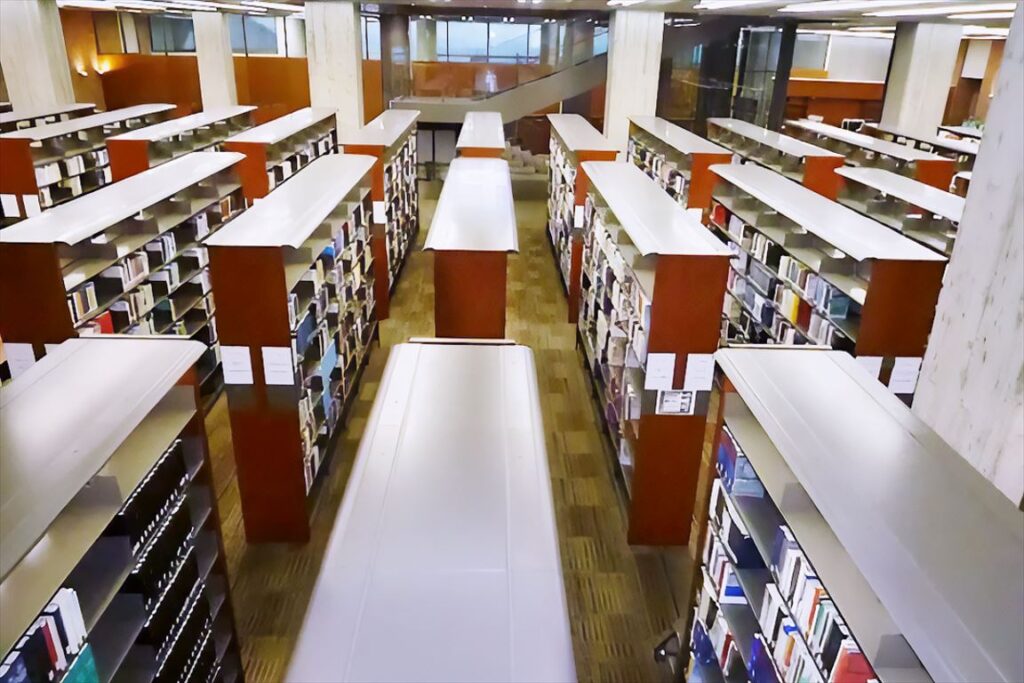 立教大学池袋図書館,書架