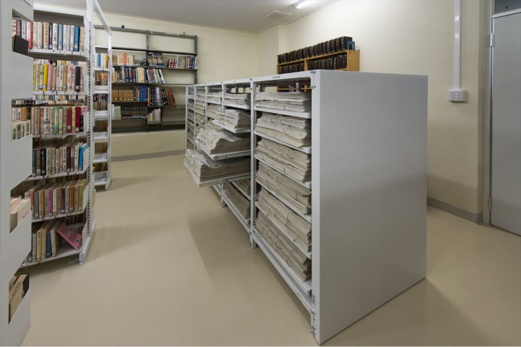 臼杵市立臼杵図書館,閉架書架,新聞用スチール書架KU